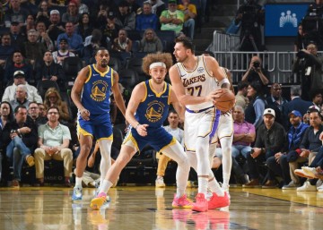 jiuyou.com-湖人28分大胜勇士结束3连败 詹姆斯22+7东契奇26分