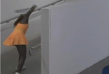 jiuyou.com-“我要释放激情” 21岁高芙输乌克兰美女后暴走：连续怒砸7下球拍