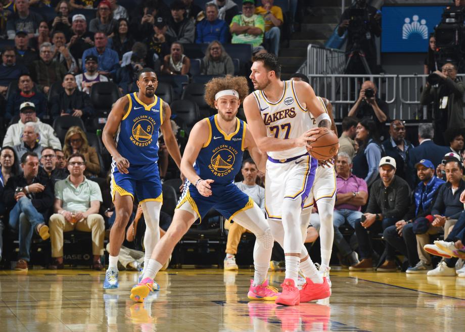 [图]湖人28分大胜勇士结束3连败 詹姆斯22+7